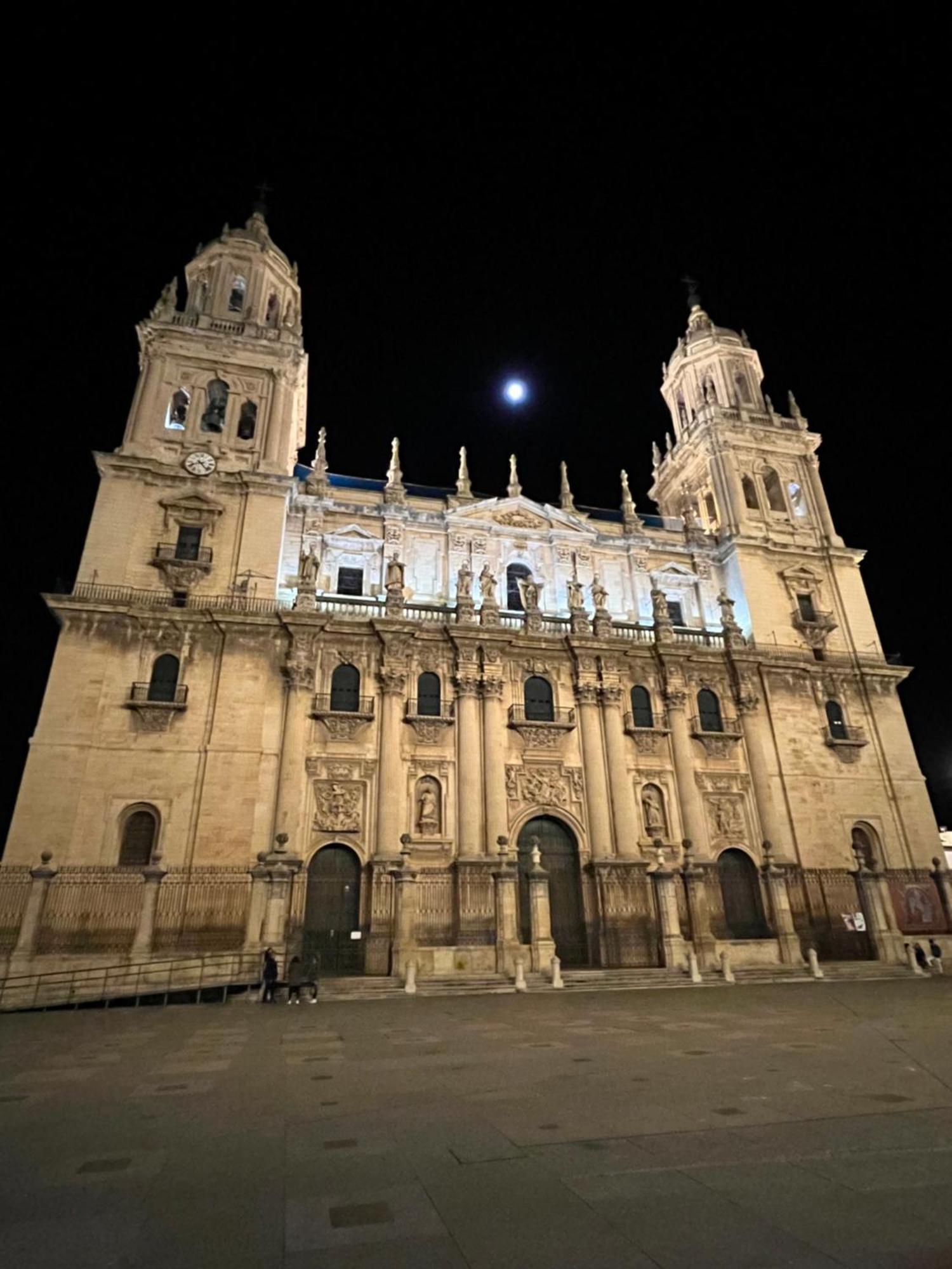 Torres De La Catedral Apartment เฮน ภายนอก รูปภาพ