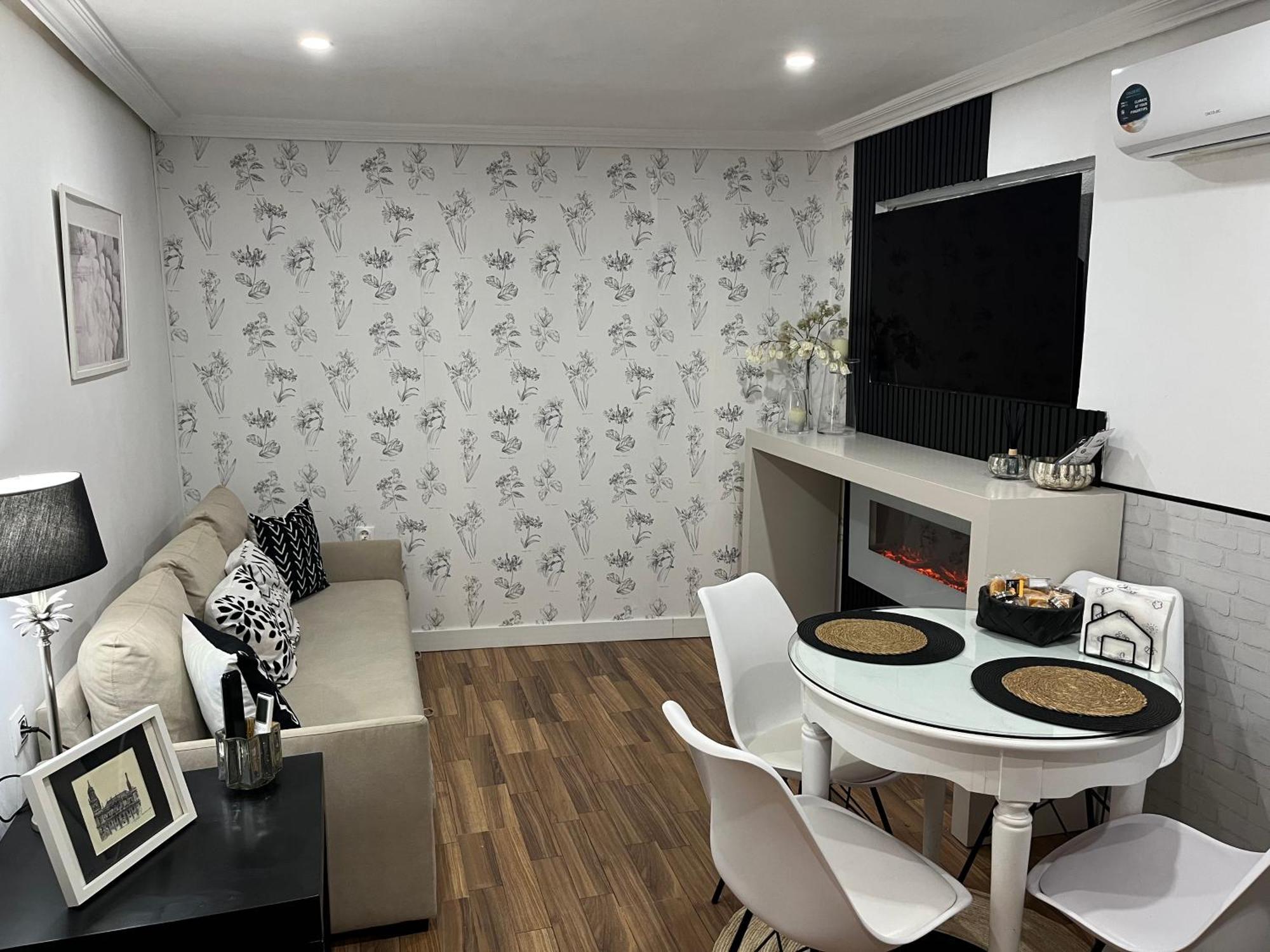 Torres De La Catedral Apartment เฮน ภายนอก รูปภาพ